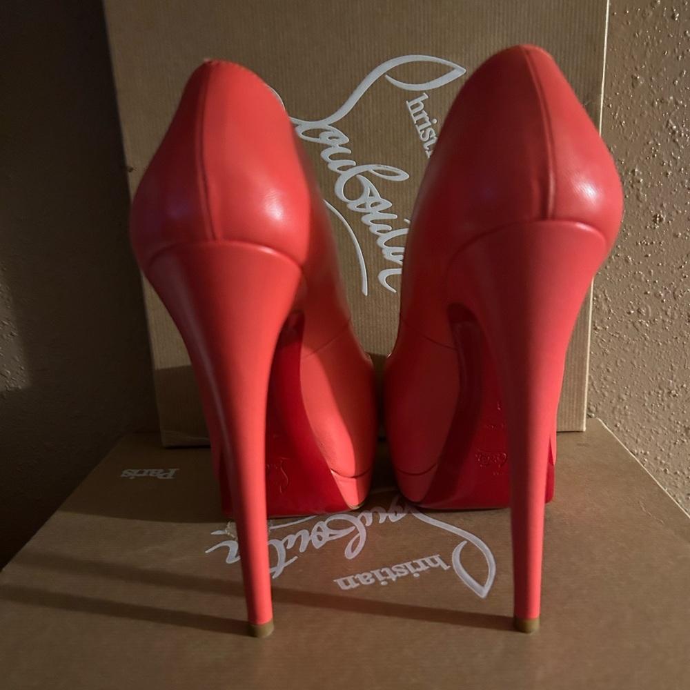 Christian Louboutins size 38 .. Never worn excellent condition. Color coral